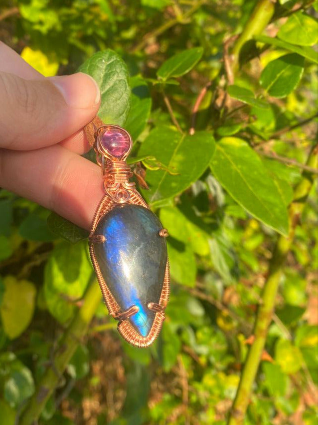 "Kunai" - Labradorite & Amethyst Copper Wrapped Pendant